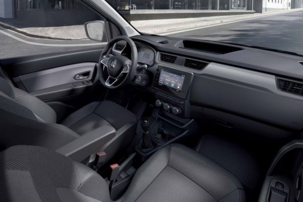 Еxpress идва с три серийни USB порта - един горе, вграден в екрана на мултимедията, и два долу зад скоростния лост. Има и четири 12-волтови входа, единият от които е в товарния отсек. 
Предвидено е и 15-ватово безжично зарядно за смартфони. 